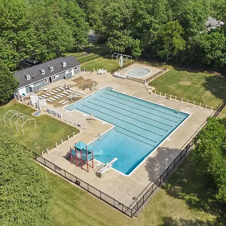 Townhome In No Va, 40 Mins To Dc, Pets Ok, Fast Wifi